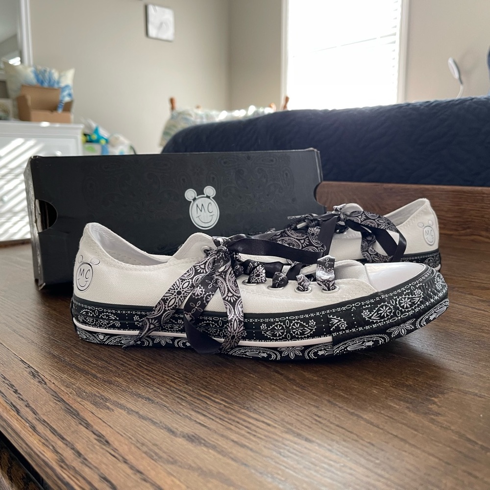 Low top Miley Cyrus converse Chuck Taylors